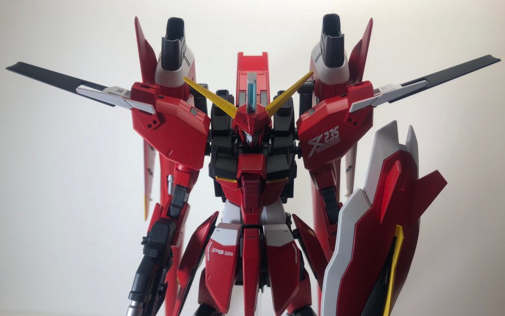 フロントビュー&胴体アップ
今作は「1/144 HG ライトニングガンダム」をベースに「1/100 セイバーガンダム」のパーツをミキシングしています。
その他、「AGE-3ノーマル/オービタル」「ガンダムシュバルツリッター」「ユニコーンガンダム」などのパーツを使用しました。
ベースとなったライトニングはHGシリーズの中でも大型な機体なので、1/100のパーツも違和感なく組み合わせることができました。