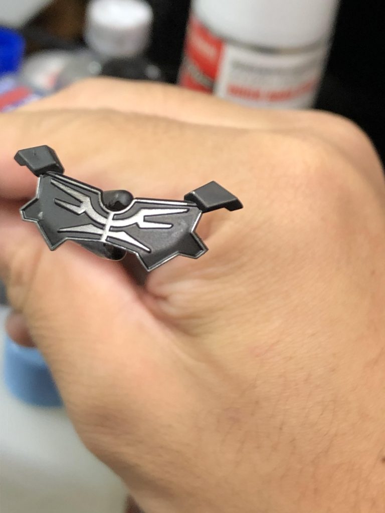 塗膜が乾燥したらエナメル薄め液を含ませた先細綿棒で拭き取ります。