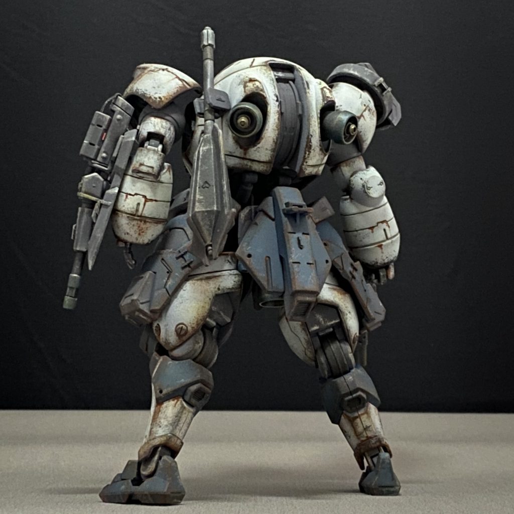 武装は両手のマシンガン、ショートライフルとは別にショートメイスも装備。