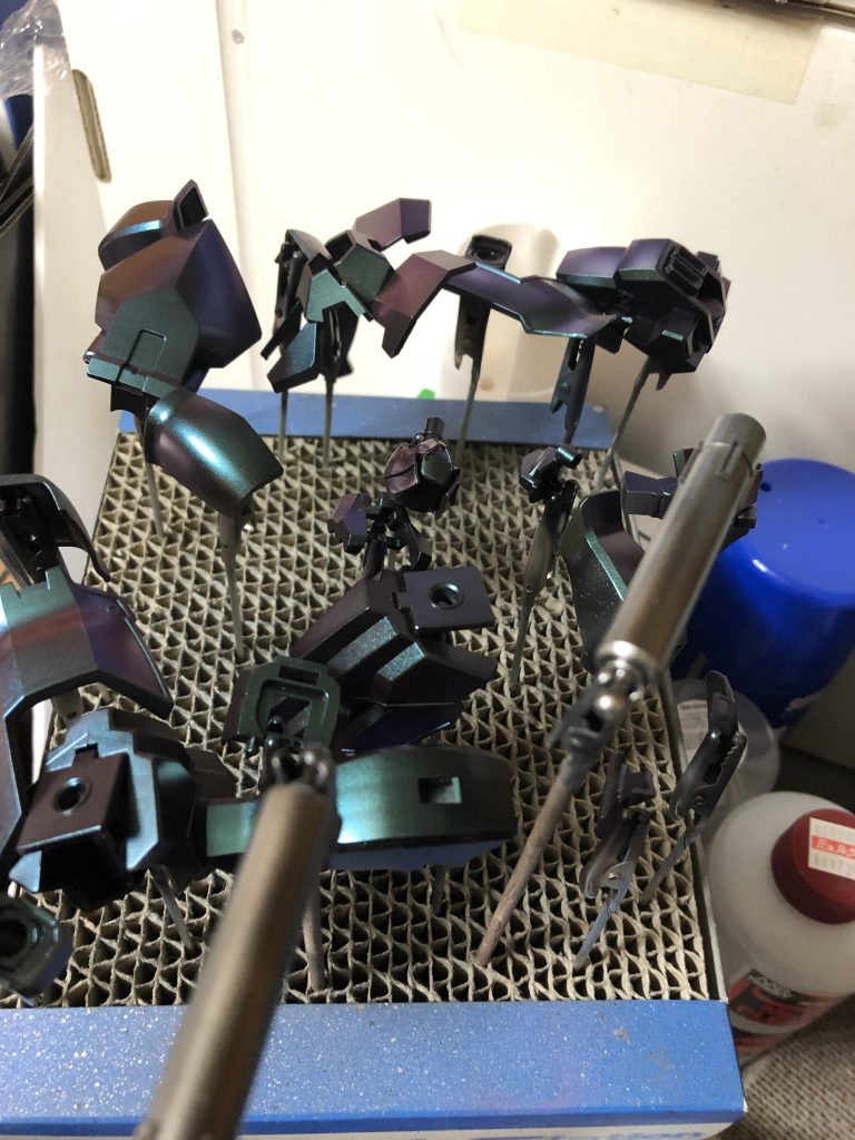 塗膜がどうなるか分からなかったので途中の工程での磨き出しはしていません。
塗装後にタミヤコンパウンド(細目)→タミヤコンパウンド(仕上げ)→シュアラスター ゼロウォーターの順に磨きとコーティングをしました。