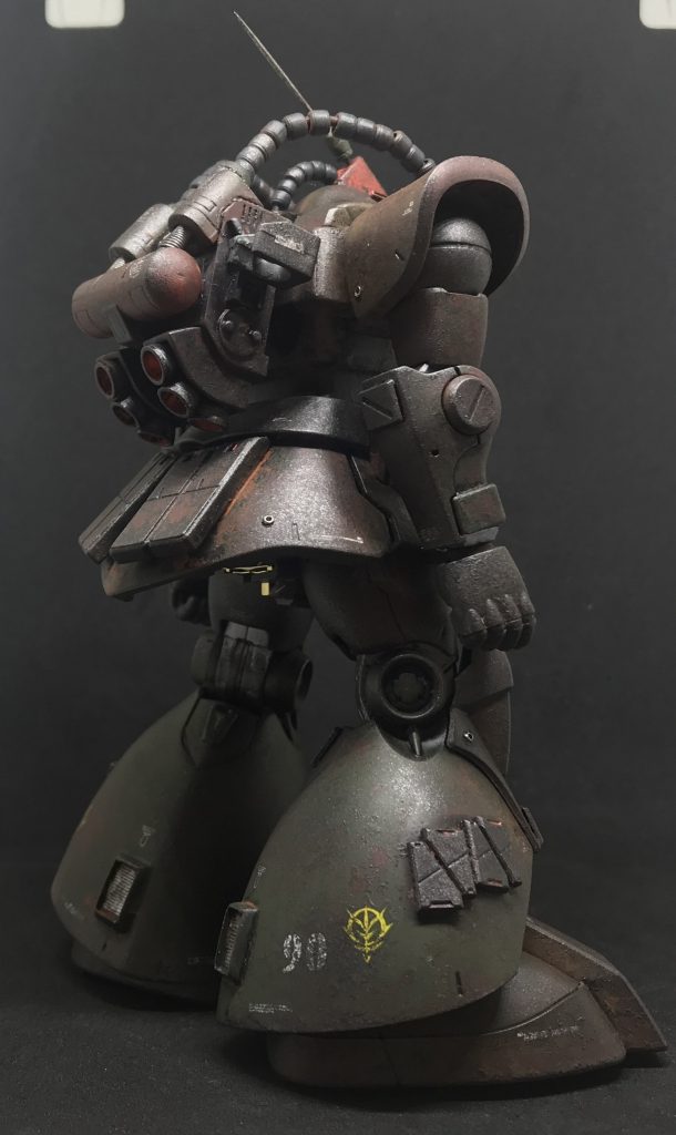 リアスカート、脚部の追加装甲はビルダーズパーツのMSアーマーを切貼し使用。