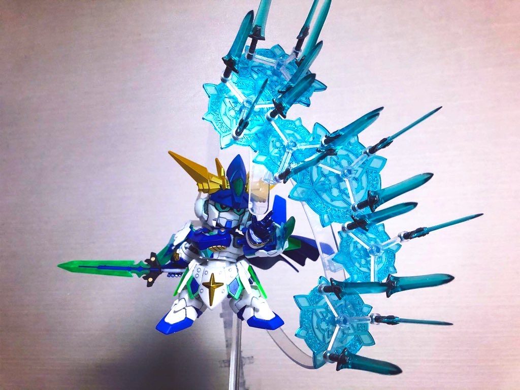 エフエクスの身の周りに装着されている宝石は、テレパスブレイドとの魔力送受信機となっている。