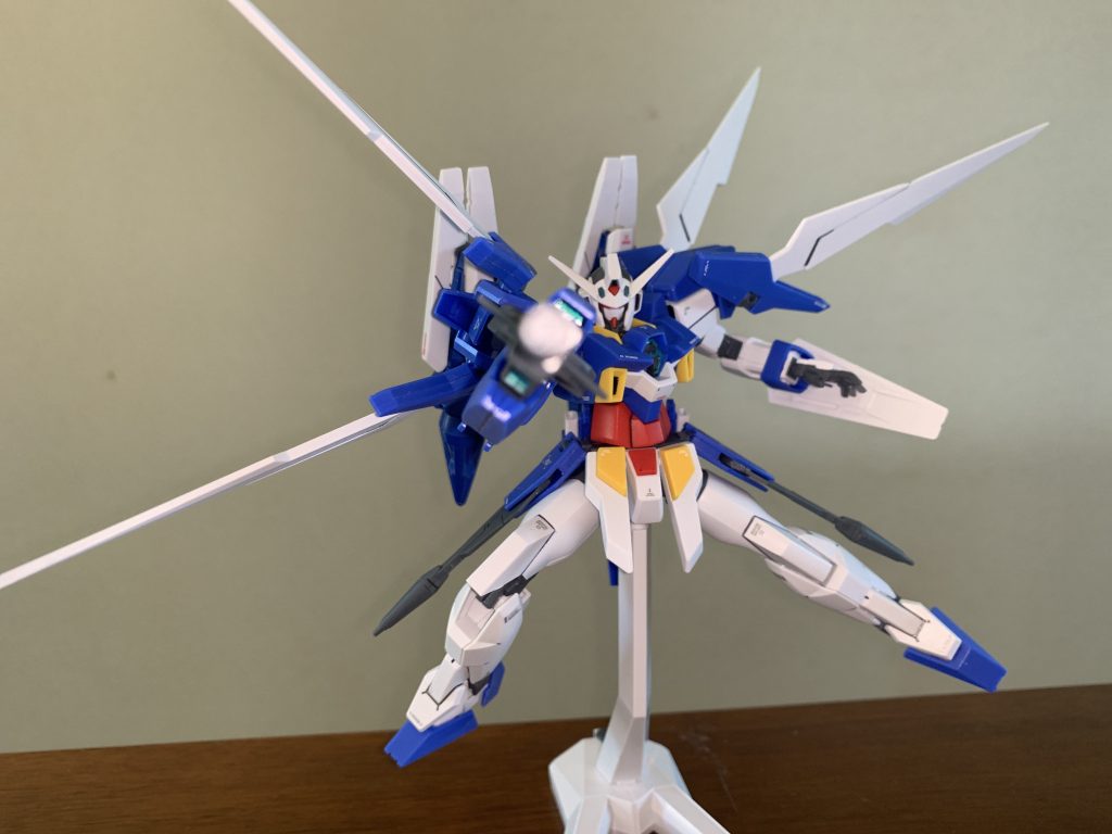 まずは無難にハイパードッズライフルで
ハイパードッズライフルはパケなのでは下部にセンサーがあるように描写されていたので、シルバー下地の上からクリアーグリーンで塗装しています。モールドが無いかららしいところをベタ塗り状態だけど余分なところは青いパーツが隠してくれるので安心でした。