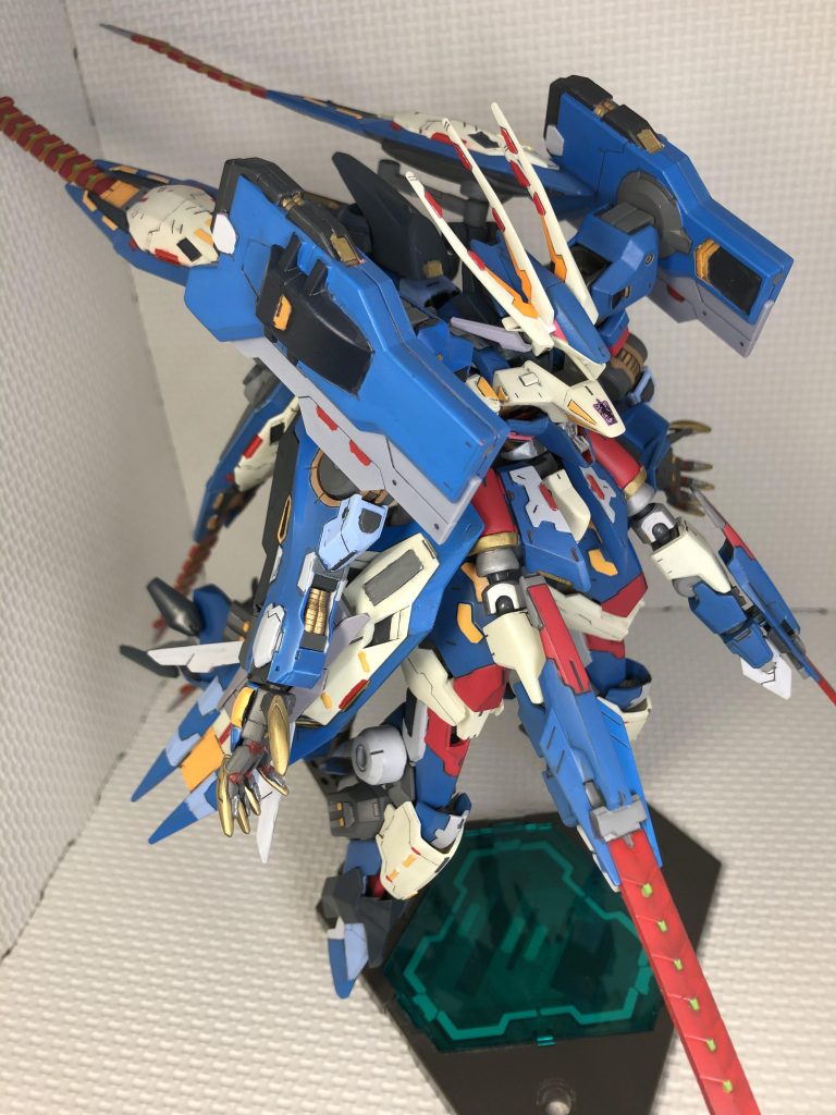 腕はバルバトスルプスレクスを使用し、アスタロトオリジンの型ユニットを合わせています。
腰スカートは、ジュリアの物をプラ板で補強しつつ、ジュリアの腕とスラスター部をボールジョイントで接続しています。