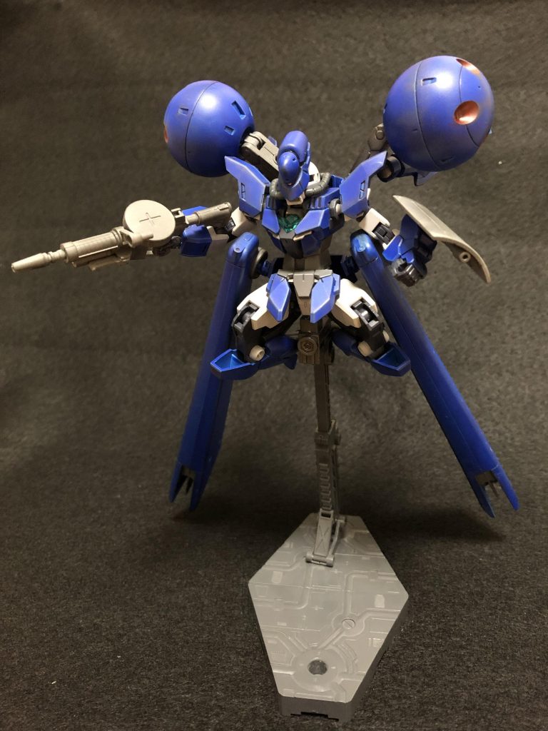 前面。肩のブーストポッドはアームを使ってバックパックに接続。プロペラントは腰アーマーにジョイントを接着して接続しました。中にプラ棒を通して強度を確保しています。