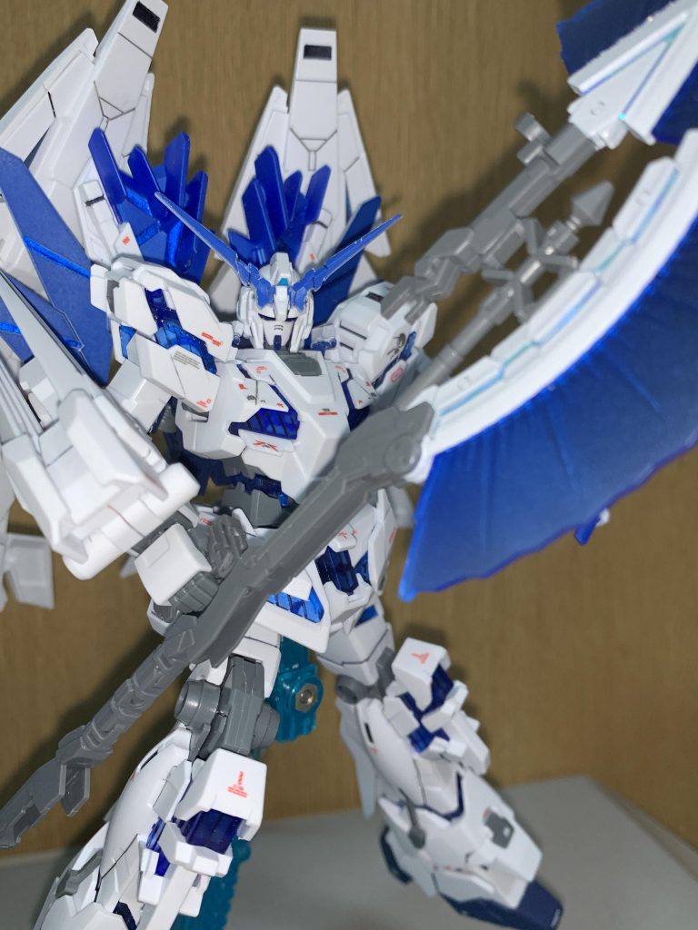 ビームジャベリン装備
白は部分塗装、そしてこだわったジャベリンのサイコフレーム部分です。一体化パーツなので、市販テープを貼り付けてサイコフレームの発光を再現しています。