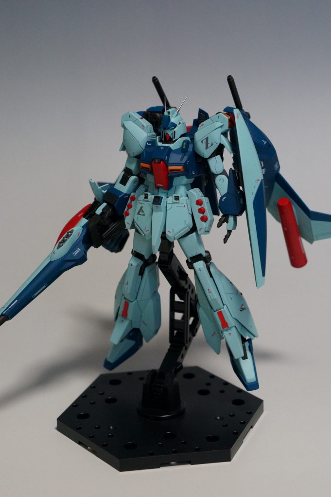 基本はHGUCのリガズィのパーツを可能な限り使って新しいリガズィを妄想して制作しました。