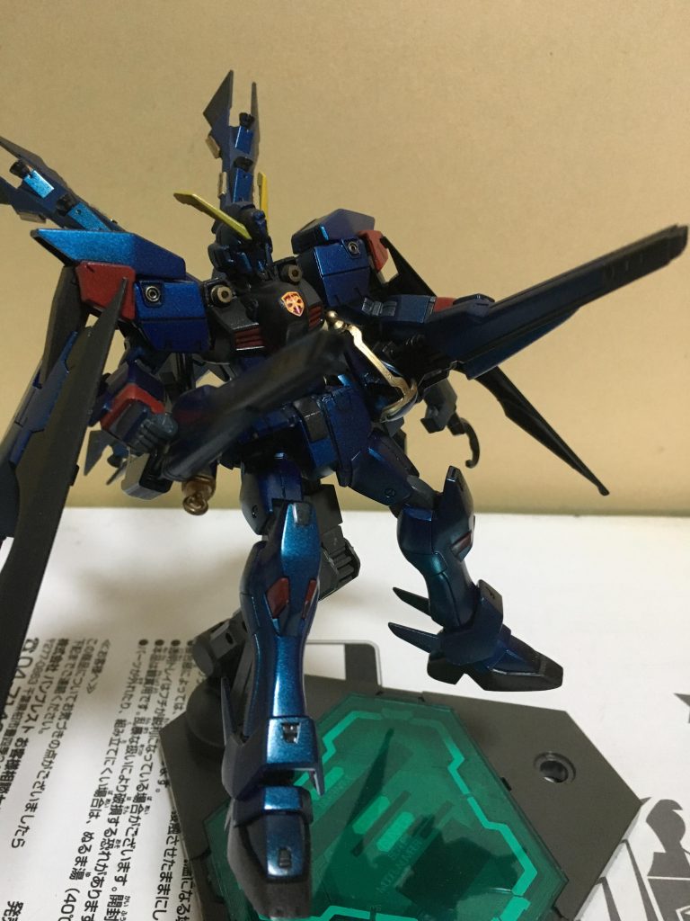 後ろのスラスターと本体の接続部にレッドウォーリアのバックパックの大きさを調整したものをつけてヴェスバーとスラスターをつけています。
元のF91が結構特殊な付け方をしていたのでこのような接続法に変更しました。
このためコアファイターに差し替えできる機能は排除してます
また右肩にバスターランサーをマウントできるように改造してます