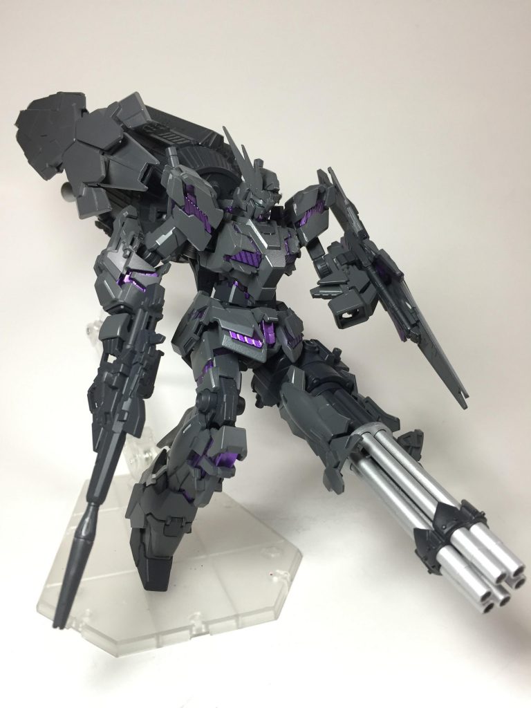 サイコフレーム機能を失ったアームドアーマーはバックパックを守る為の板でしかありません。