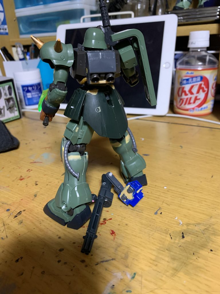 作り始めの頃はザク2風にするかザクキャノン風にするか、心の底から悩んでいました。
が。
しかし妖怪の仕業で肝心の口のガスマスク部分を紛失。
選択肢が自動的に一つ消失し、キャノンタイプになりました。
エングレービングはほんとやりたくなかったからエリもソデもマエカケも全て平坦にしました。(超硬アルミ合金の意思)