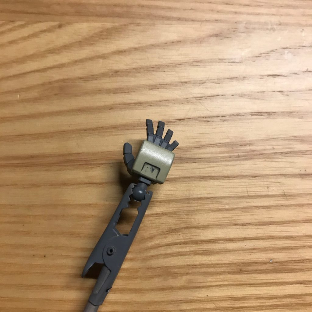 エナメル塗装の上からラッカー クリアを拭き、エナメル墨入れしましたが、拭き取り時にメインカラーも落としてしまいました。クリア吹いてもエナメル塗装の場合は、水性塗料で墨入れするべきだったなぁと後悔。リタッチの手間と仕上がりが悪くなる2つのデメリットがおきてしまいました。