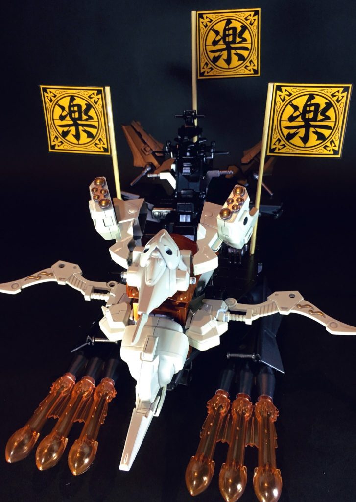 超機動要塞形態!
変形合体して大戦艦ゼネラル・レビルになります。
かなり大きいサイズになりました。
春秋戦国時代を代表する将軍・楽毅は、実力・人格共に極めて優れあの諸葛亮が「尊敬する歴史上の偉人」として名を挙げる程の傑物です。
当オリジナル設定、シリーズ展開した当初から是非とも武将化したいと考えていましたが、なかなか相応しいと感じられる演者モビルスーツが思い当たりませんでした。
何かのきっかけでふとゼネラル・レビルという発想が降りてきて白羽の矢が立ち、連邦宇宙軍再編の象徴たるビッグネームという点に着目して、モビルスーツでなく戦艦メインのモチーフでも面白いんじゃないかと構想を膨らませ試行錯誤・紆余曲折を経て現在の形に収まりました。
(ゼネラル・レビルの『機動戦士ガンダムUC』および『機動戦士ガンダムNT』本編中での不遇な扱いについては、見なかった事にしてあげて下さい…!)
設定としては戦艦もそうですが由来となったレビル将軍その人、一年戦争前半には捕虜となり受難を過ごしながらもやがて復帰し後半は地球連邦軍の総大将として戦勝に導いた、という点が、楽毅将軍の故郷・中山国を滅ぼされ諸国流浪の苦難を経験しながらもやがて五ヵ国大合従軍の総大将として戦勝を飾る、という点にリンクする部分を感じて設定しています。