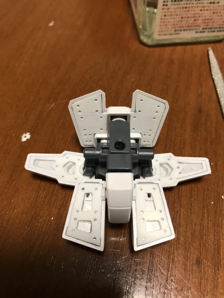 腰周りのアーマーの裏打ちをしました。透明プラ板を有り合わせで使っているので中が透けていますが塗装しました。