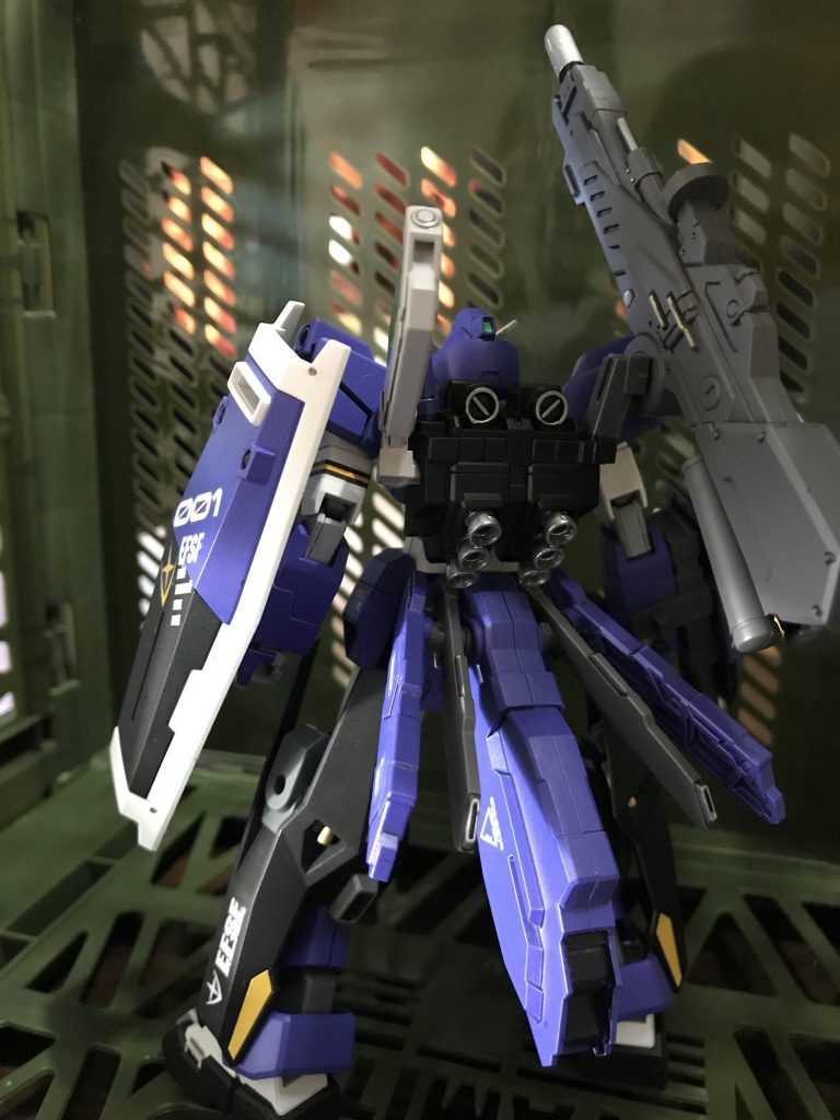 後ろ
バックパックはガンダム7号機のものを👍
テールスタビライザーの増設により機動力を大幅に向上。
両足にはシールドファンネルを装備。