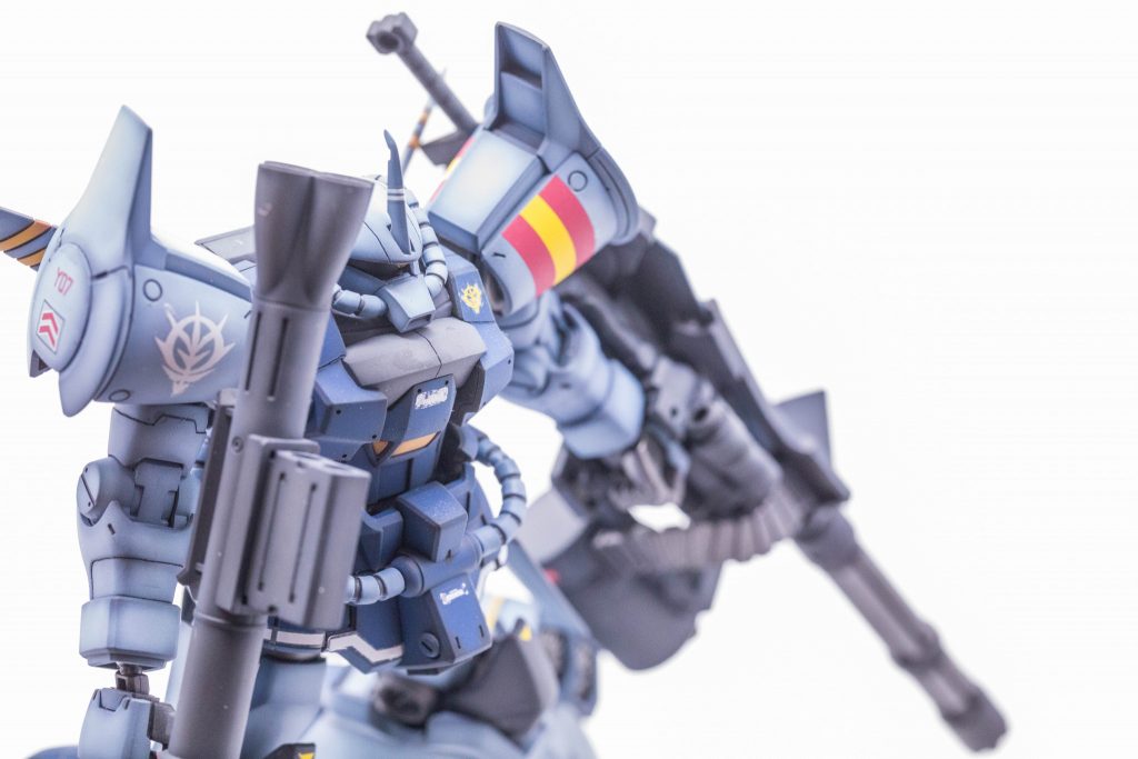 塗装は黒立ち上げのグラデ塗装です。配色はグフカスタムに寄せてみました。