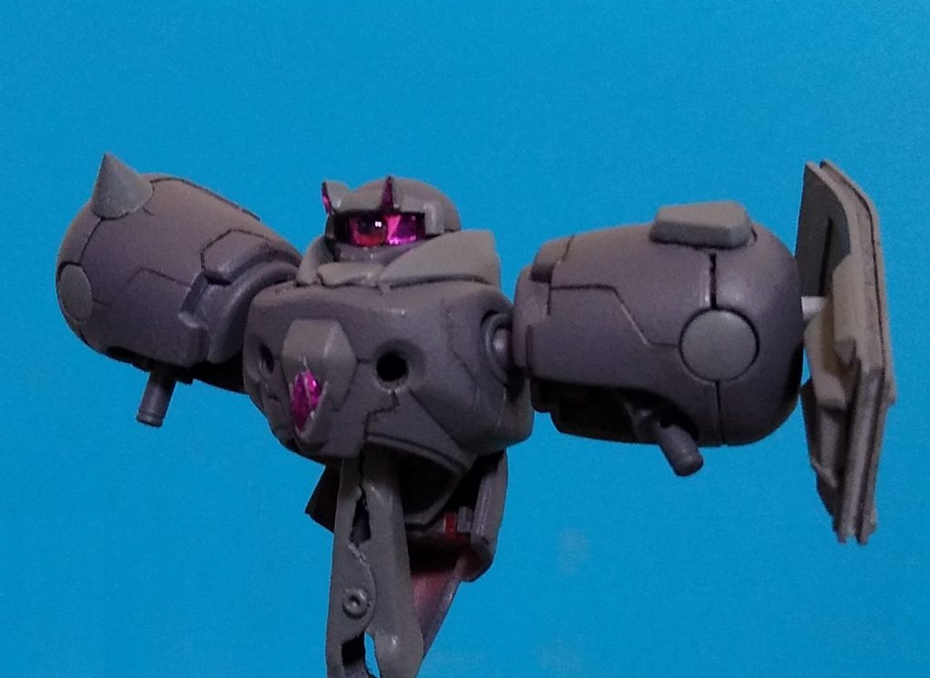 目元は100均のキラキラテープの上にHアイズ貼りました。