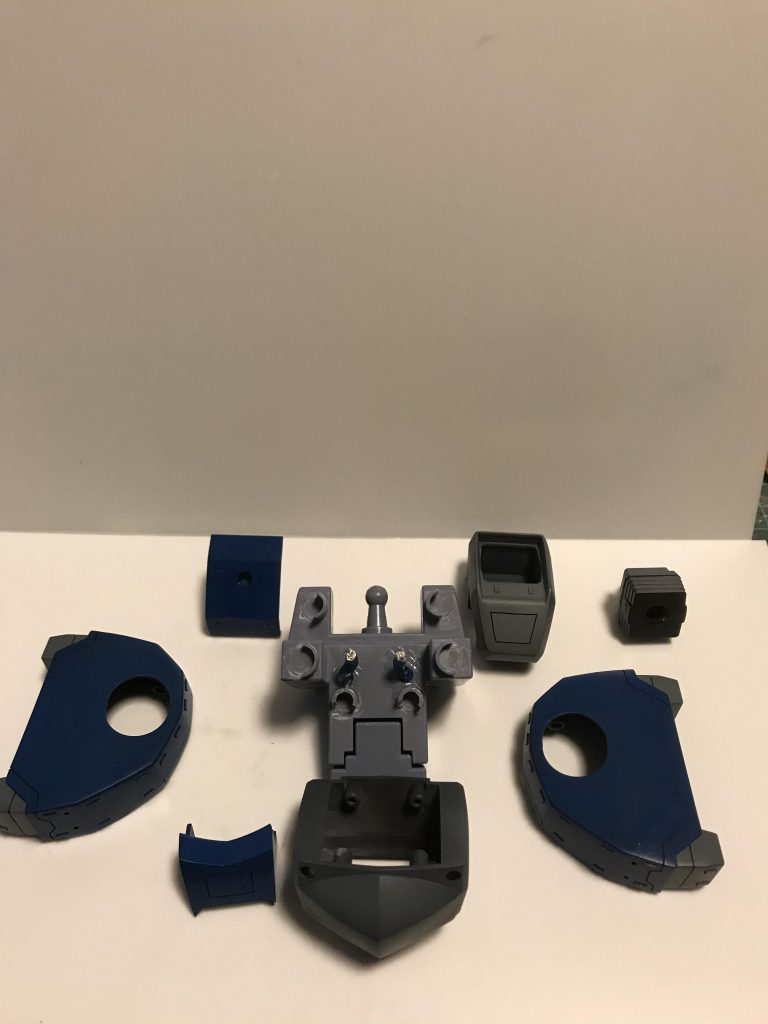 胴体がまさかの前後2パーツで構成されてて、ウエストの上に被すため接着、ヤスリ、塗装全てやりづらくなるから写真のように後ハメ加工してます。