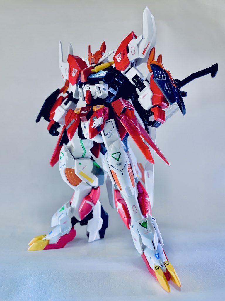 立ちポーズではヒロイック感を残しつつ、野獣のような荒々しさを。