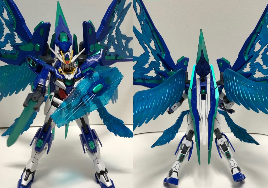 GNフェザー展開後の前面と背面から撮ったショット。
GNフェザーは背部のGNフェザーウイングと腰部から展開し、GNフェザーはストライクフリーダムの光の翼、スカイハイウイング、スタービルドストライクのプラフスキーウイングを使用。