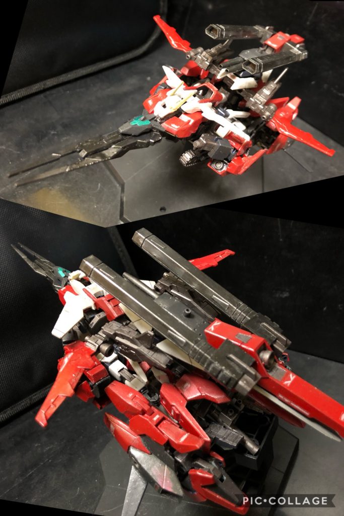 ヒロト「....こっちは片付いた....。
コアチェンジ.... インフィニティコア-フォートレス。」


・インフィニティコア-フォートレス
インフィニティユニットファイターが前後に分離し、コアガンダムを内部に収納した輸送形態。
高速移動中にコアガンダムへエネルギー補充が出来る利点があり、充分な推力もあるので味方のMSを載せる事も可能。
ハイメガキャノン、ダブルビームガン等の武装が使用出来、爆撃機としても高い性能を持つ。



カザミ「ありゃ？戻ってきたな....。なんかデカくなってねーか！？」
ヒロト「....乗れ、カザミ。基地に戻るぞ。」
カザミ「あ？まだこっちの敵が片付いてねえぜ！？」

ヒロト「....こっちの敵は敵の陽動だ。敵の数からして、基地への強襲があるぞ。」
カザミ「なんでそんな事がわかるんだよおおーっ！」
ヒロト「....いいから乗れ。」