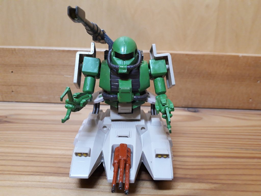 正面から。やはりザク「タンク」はこれですよね。