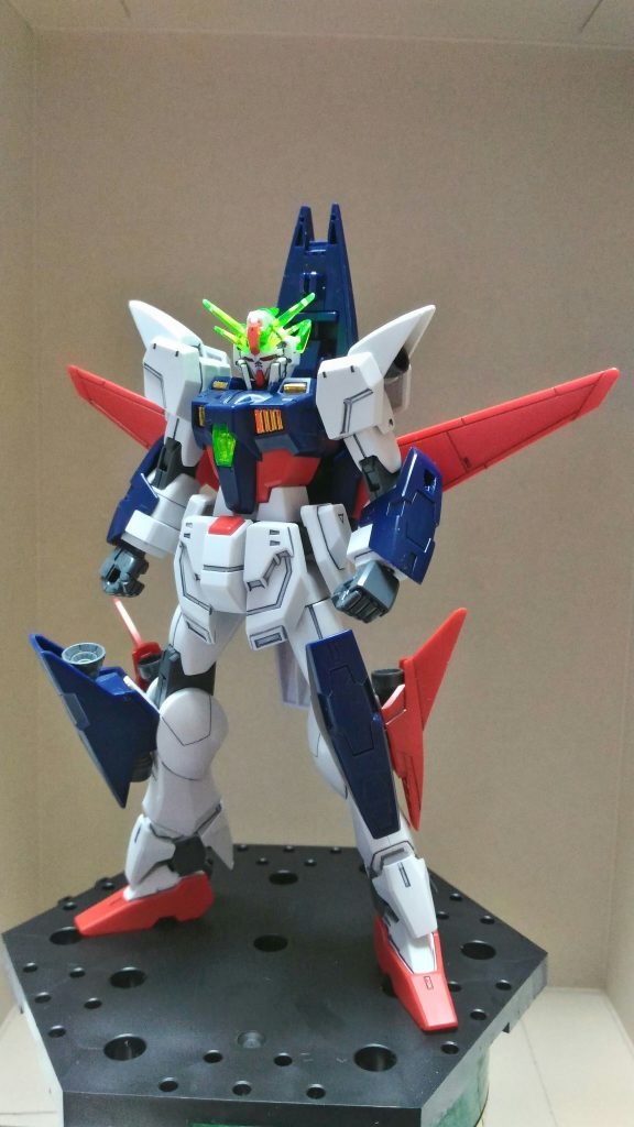 腹部(下の白いパーツ)5ミリ詰め
ふくらはぎ赤パーツ取付反転
膝パーツにバーニア追加
アンテナは本来、余剰パーツのクリアを使用
あとは余剰パーツのシールドとライフルをもったいないので活用しています。