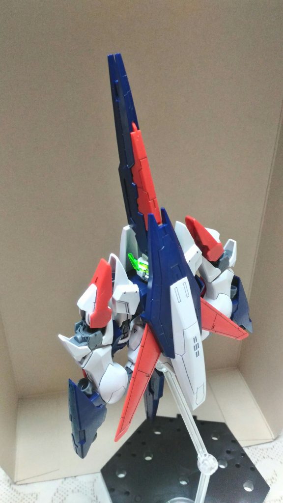 いかにも『脚』だった、元もとの変形を嫌い、新たに考えだした形です。
気に入っているのは、肩アーマーとつま先パーツの形がちょうどリンクしているところ。
いかにも速そうでしょ?