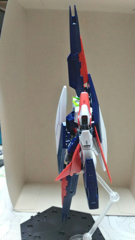 真横からだと、どちらが底部か分からないなぁ
下のシールドは今は両面テープで貼り付けているだけ…