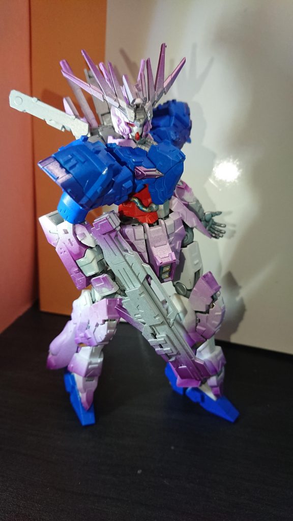 今回は、全体的に立体的にしようと様々な場所にプラ板を張り付けました。
わかりやすかったり、わかりにくかったり、汚いところもあります。