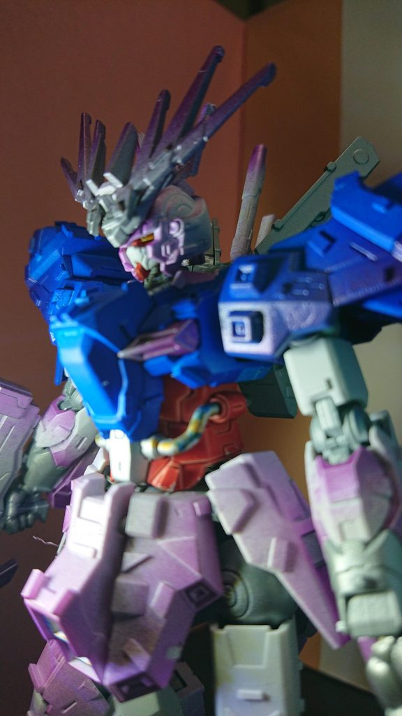 全体的にメタルパープルでのグラデーションを試してみました。
また、アンテナ部分を大幅に変えたので、何だかSEED系のガンダムに見えます。