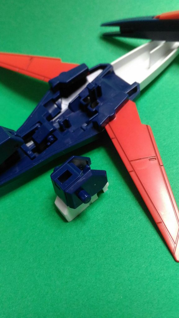 腰パーツの差し替えで、底部シールドをしっかり固定しています。