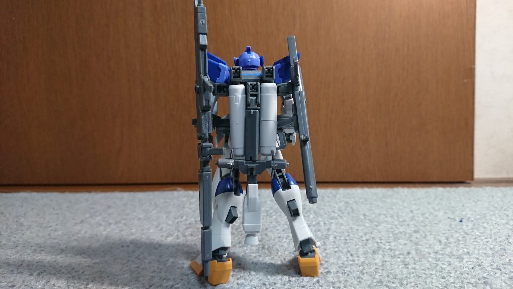 バックパックには予備のビームスナイパーライフル、通常のビームライフル、が装備されており腰には2連装ビームライフルが懸架されています