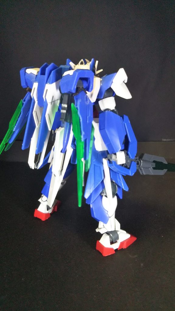 バックパック。
ソードビット2つを切り貼りした「GNウィングビット」とGNソードVの先端部を切り貼りした「GNブラスタービット」を装備。