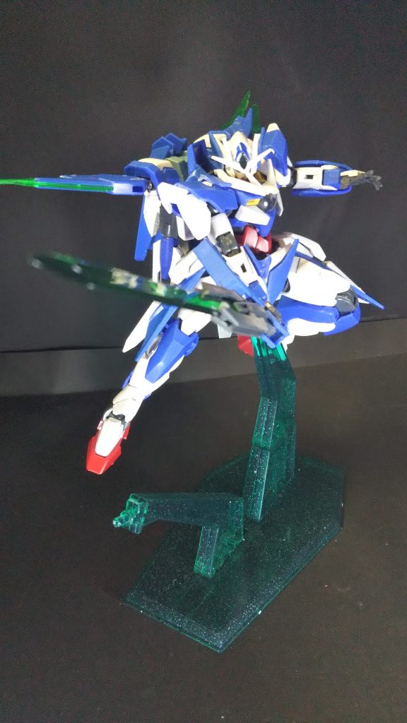 可動域に干渉するようなパーツはあまりつけていないため、キット本来の可動域でポージング可能です。