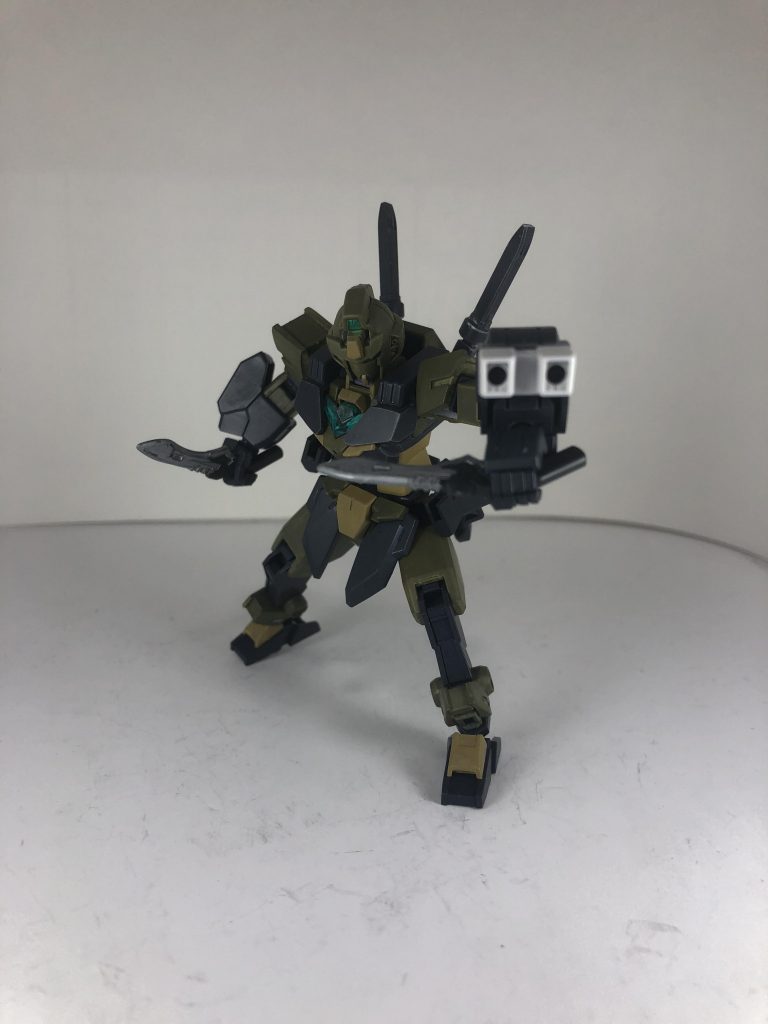 腰に実剣ナイフ。背中にサーベルを装備。