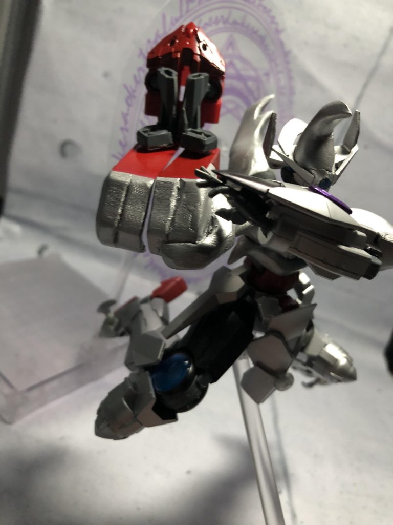 最後に火力枠の「フィスト・コング」です。

正直こいつが1番作るの難しかったです……

変形機構もそうだしそもそも手の形をパテで作るのが激ムズでしたね。