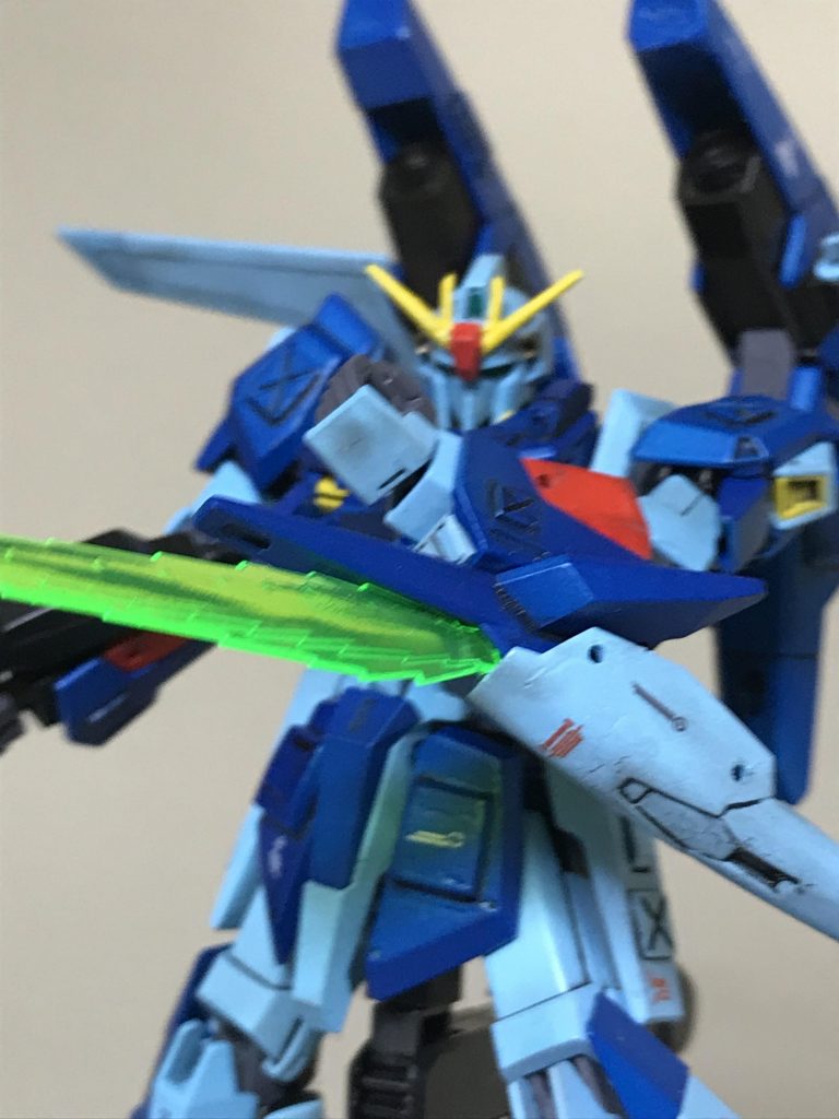 A-Zビームサーベルシールドも
そのまま 使用しました。
ただし 両腕は Zガンダム(リバイブ版)の
物を 使用したので A-Zビームサーベルシールドが Zガンダムの左腕に そのまま
装着出来なかったので 少し デザインナイフ
で 切り取りました。