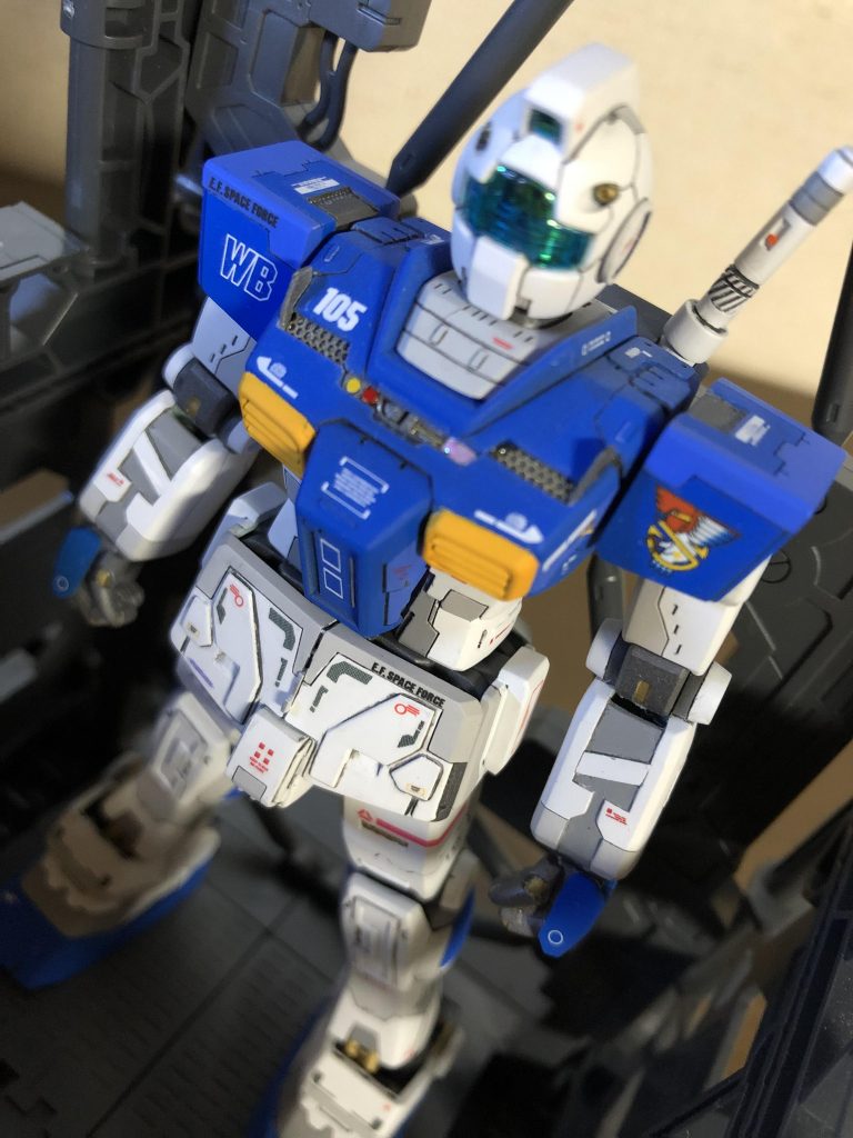 胸に隙間を作り、中の機械や網が見えるようにしました。
基本的にミキシングはしない方針ですが、ダクトが上手く作れず、FGガンダムから移植しました。