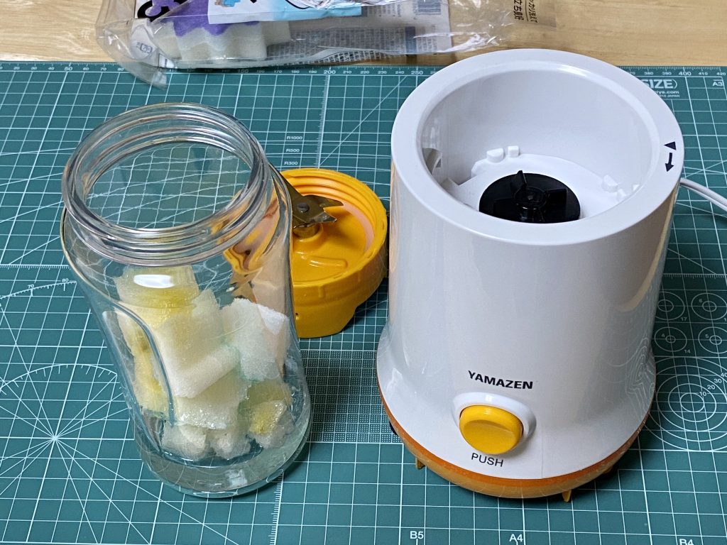 スポンジはミキサーで細切れにして、アクリル絵具で着色しました。