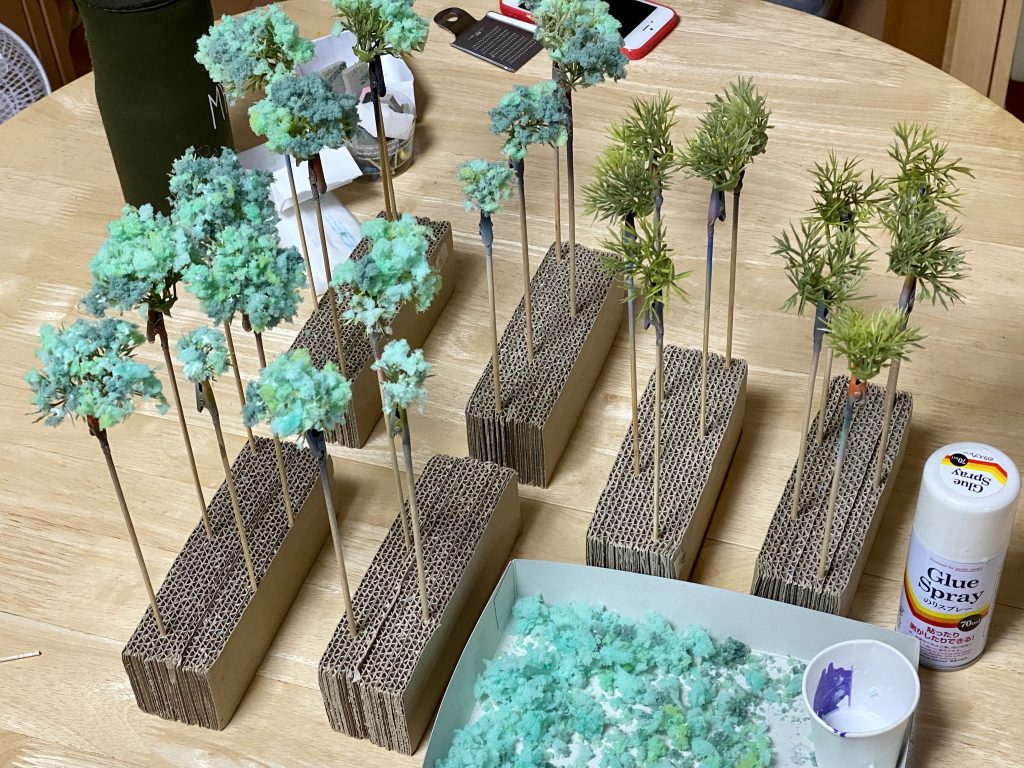 グリーンボールを切り分けた幹にスプレー糊(これもダイソー)を吹いて、細切れスポンジをくっつけて樹木を作成しました。