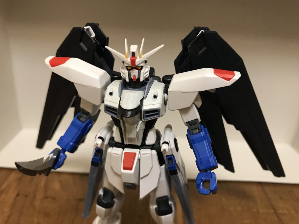 外観白とダークブルーを主体としつつも両腕部のみ青に彩られたカラーリングと、背部に装備されたダークブルーの左右5対の複合可変翼「エターナルローブウイング」、ナイフ型の専用装備である「エターナルエッジ」が特徴。