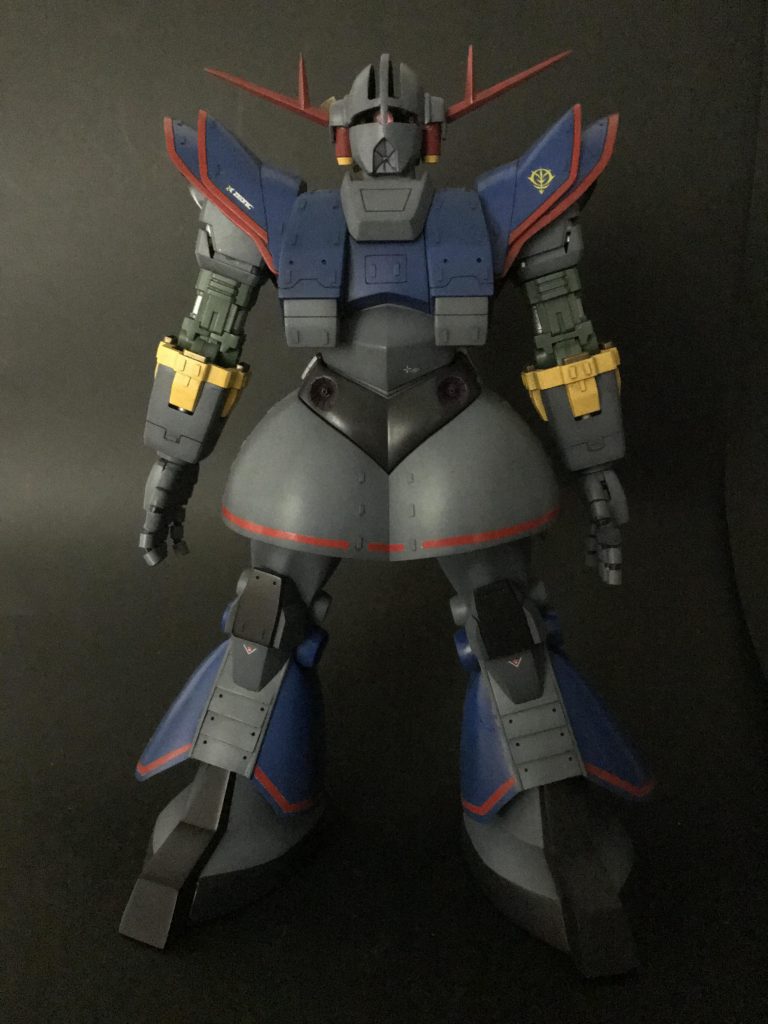 上半身同様、脚にも赤いラインを引いてます。