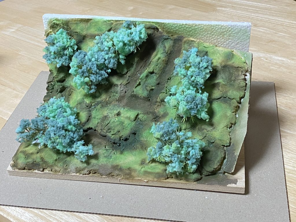 地面はテクスチャーペイント(ライトサンド)でザラザラな表面を作って、グリーンやオリーブで塗りました。樹木を接着してみたら色調が合わなかったので、この後エアブラシで調整して完成！