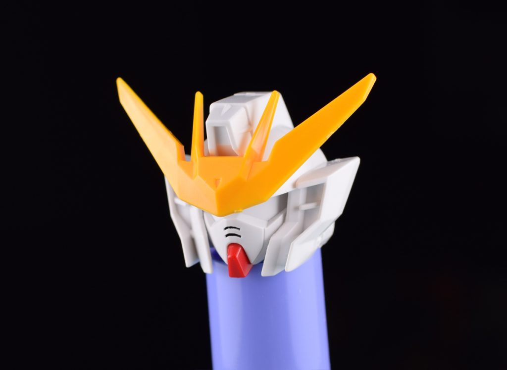 頭部はGジェネXのヘルメットにBBビルドバーニングの顔を移植する形
今回はアンテナもそのまま使っています