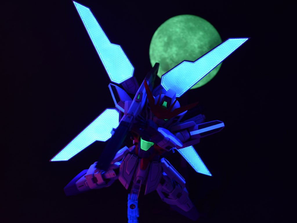 ブラックライトで発光
月は百均にて入手した蓄光の立体ステッカーです