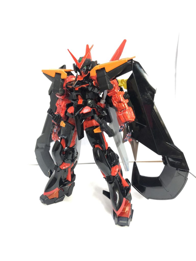 肩を黒と足を赤に塗装して...よし！完成し...ておりません！フライトユニットとマガノイクタチの接続部分が金色のままなので赤で塗装し、タクティカルアームズを接続できるように接着、タクティカルアームズを乗せれるか心配しましたが意外にもしっかり保持出来ました！そして最後にタクティカルアームズを赤に塗装。