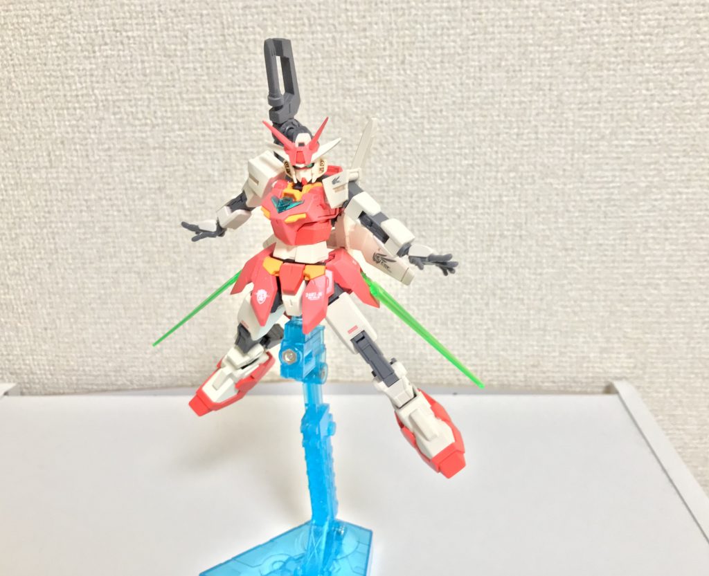 システム「フェアリィ・テイル」。本機の奥の手とも呼ぶべき特殊機構であり、出力をブーストさせて過剰なエネルギーを放出することで光の羽のようなエフェクトを腰部スラスターから展開し、機動力を大幅に向上させることができる。