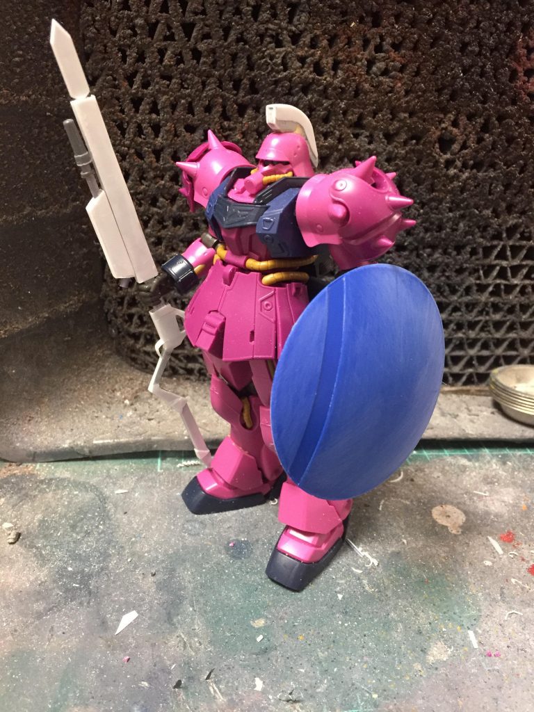 ということでレシピをば
・ギラ・ズール親衛隊機(アンジェロ機)
・ギラ・ズール(通常機/バックパック)
・アイザック(頭部レドームを盾に)
残りはプラ板やパテやらジャンクで…もうお気付きですね.
そう,ベイオネットが完成していないんです.