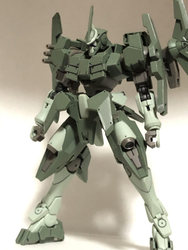 首と腰を若干延長、エクシアと同じく肘関節にオリジンザクのものを使用、股関節をいじり開脚もできるように。