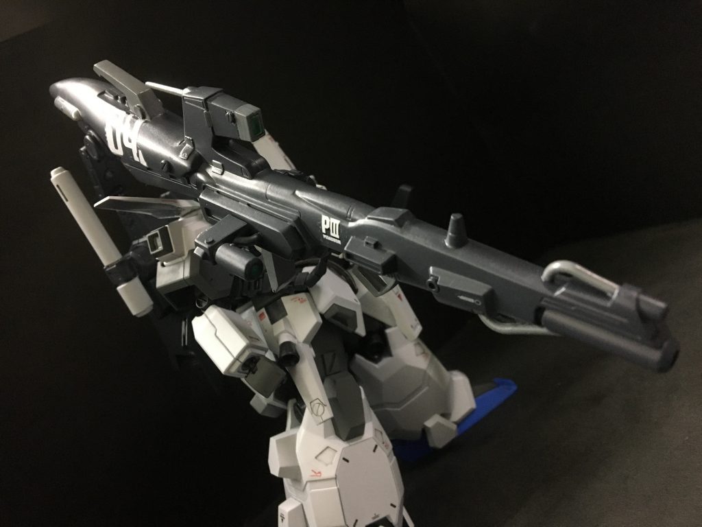 ハイパーメガカノン
こちらは旧キットのFAZZからそのまま採用、センサー部分の丸はHアイズのパーツを四角いところはそのランナータグを上手く切って貼りつけました😄